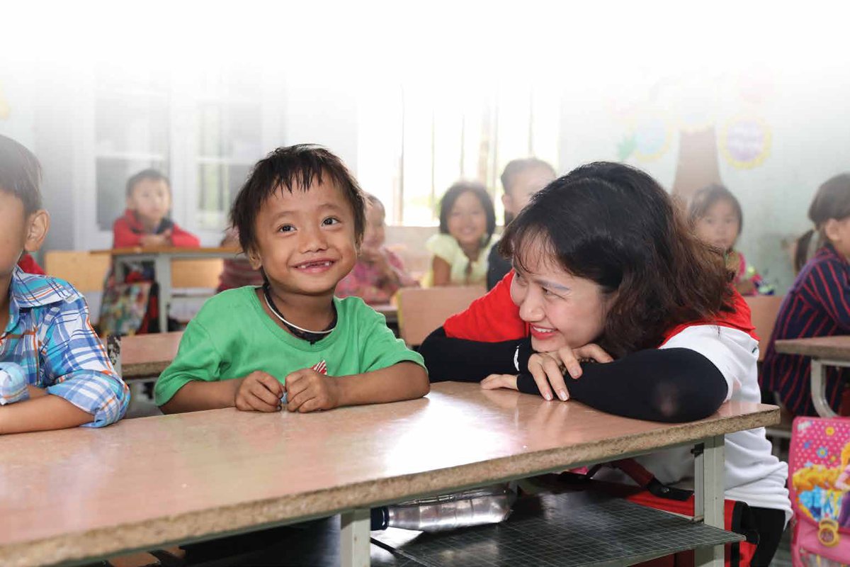 Cô và em nhỏ trong lớp học vùng cao